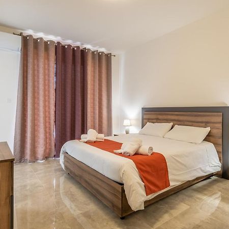 3 Bedroom Apartment - Walking Distance From Airport Gudja Exterior foto
